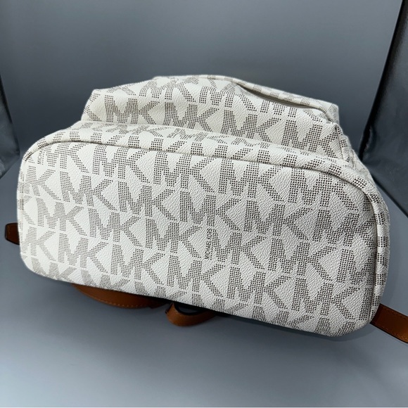 NWT Michael Kors Jet Set Signature Backpack Vanilla $298 - Picture 6 of 9